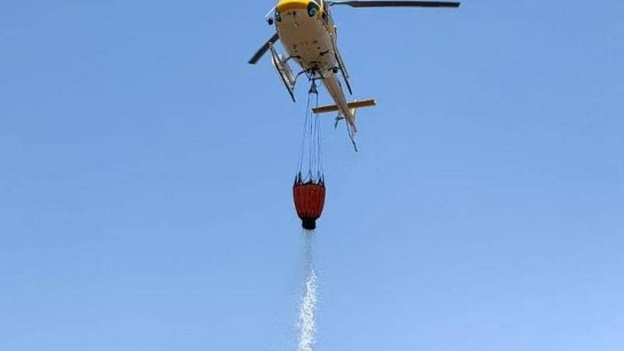 Medios aéreos y terrestres combaten dos incendios en Muro