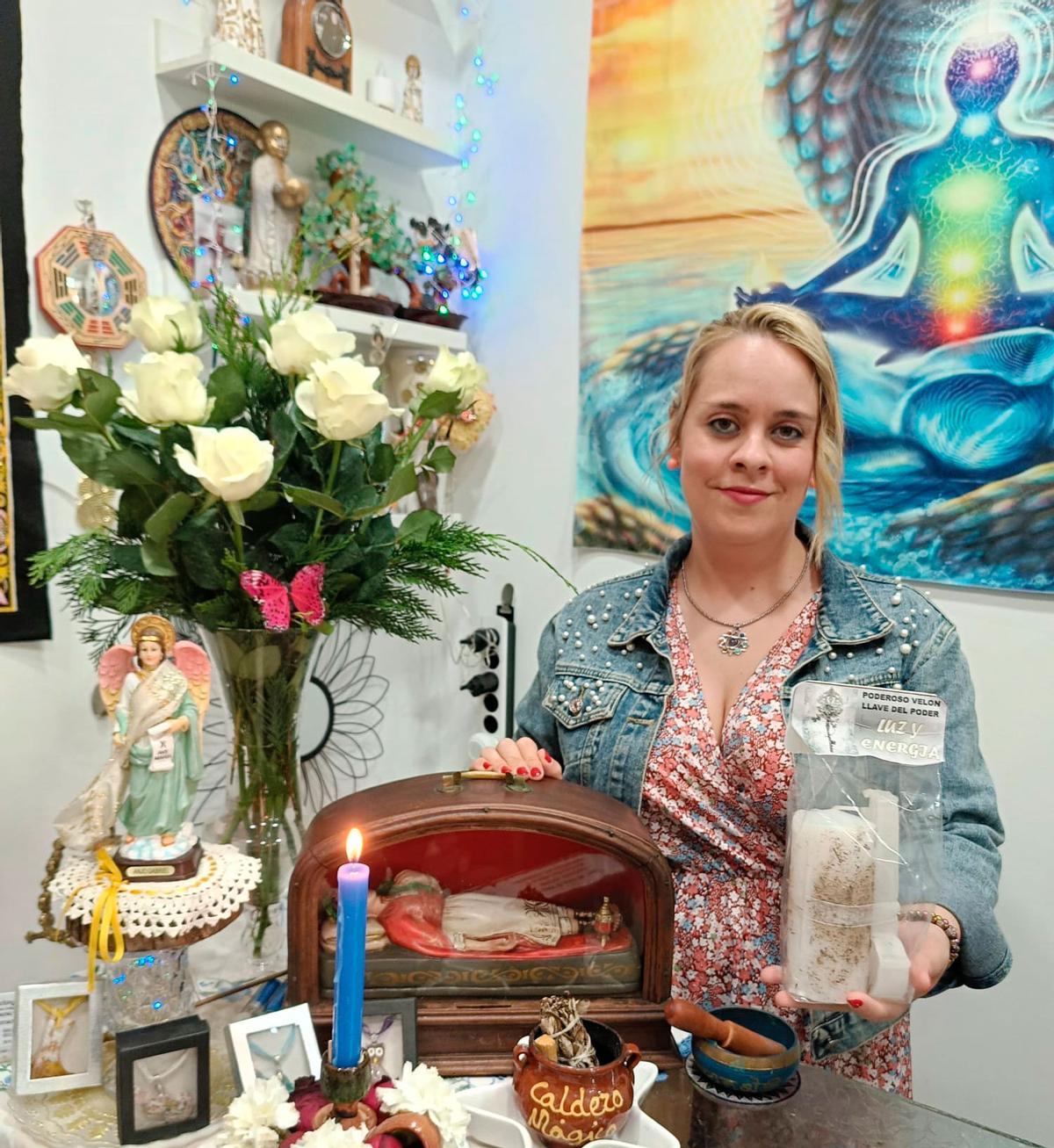 María Díaz, dueña de Inari, tienda de esoterismo en Vigo.