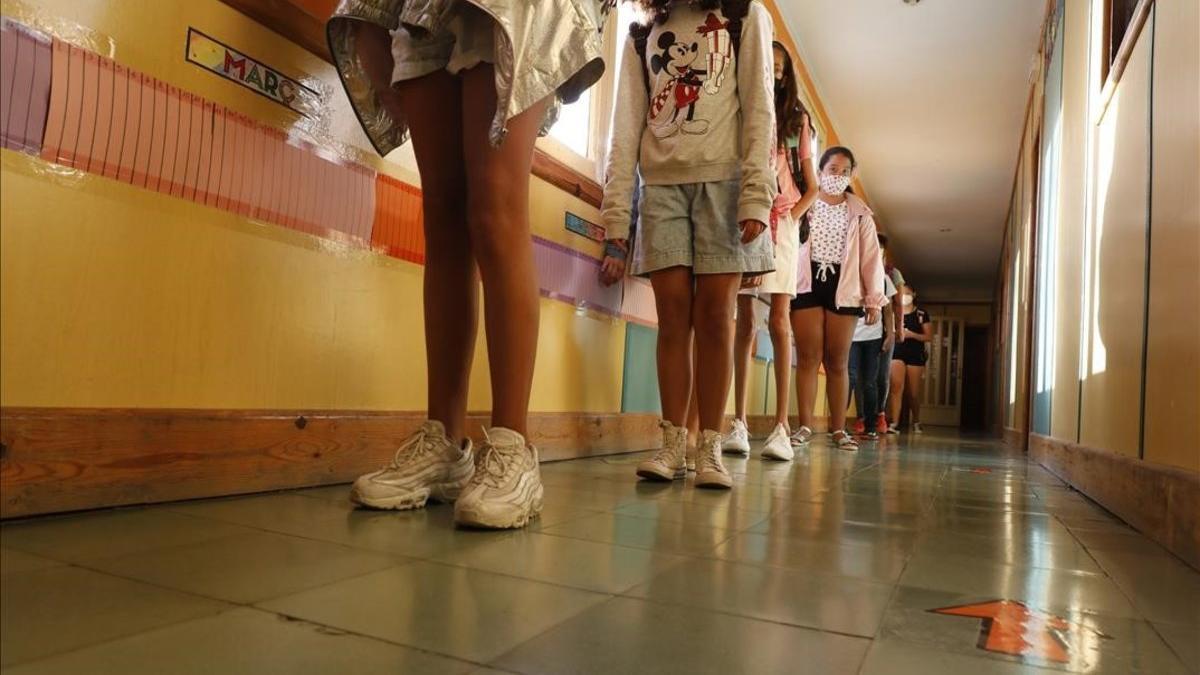 Fila en un colegio de Barcelona, con los escolares dispuestos según establece el protocolo contra el coronavirus