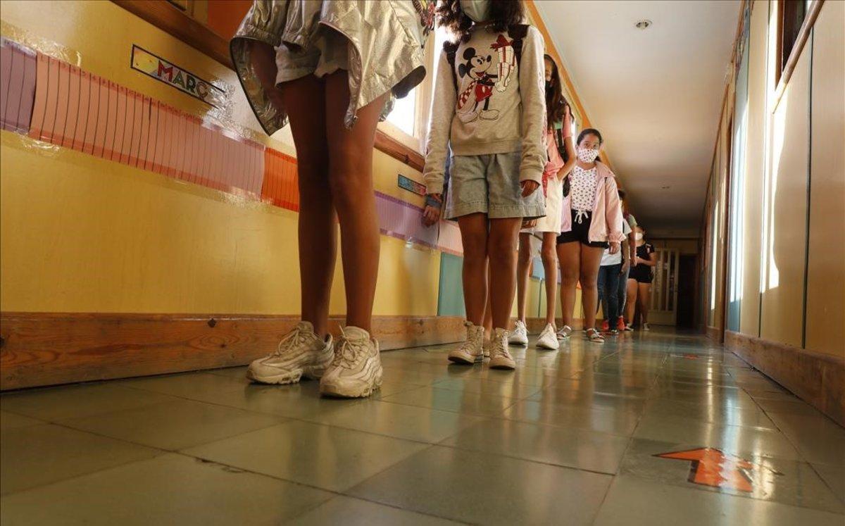 Fila en un colegio de Barcelona, con los escolares dispuestos según establece el protocolo contra el coronavirus.