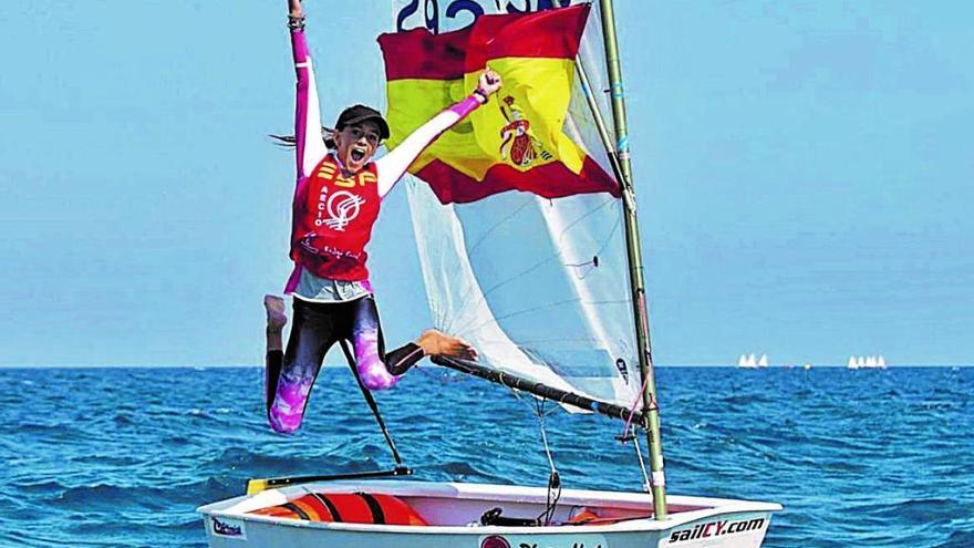 Maria Perelló en la celebración ayer de la conquista de su segundo título mundial.