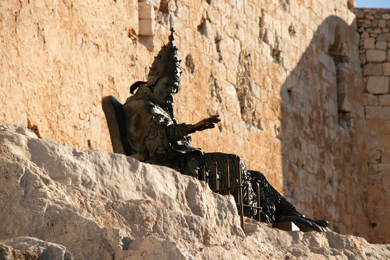 La estatua del Papa Luna en el Castillo de Peñíscola