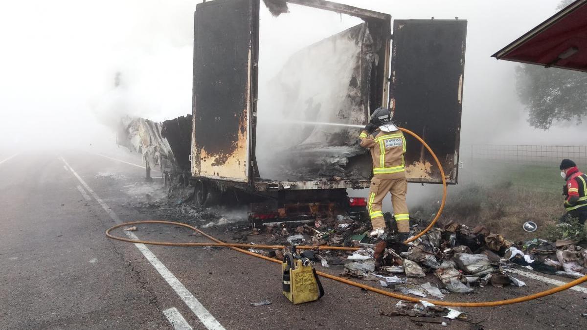 Cortan al tráfico la carretera Cáceres-Badajoz por el incendio de un tráiler