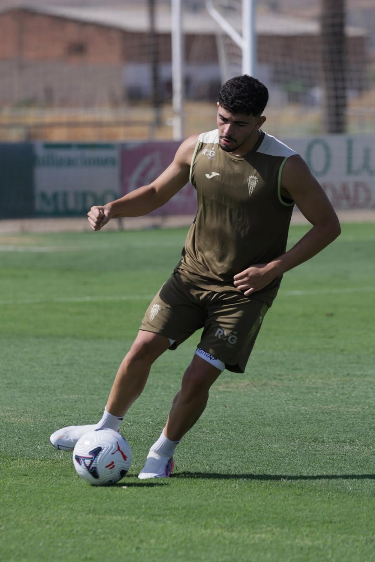 El Jebari conduce el esférico durante la sesión del Córdoba CF de este martes.