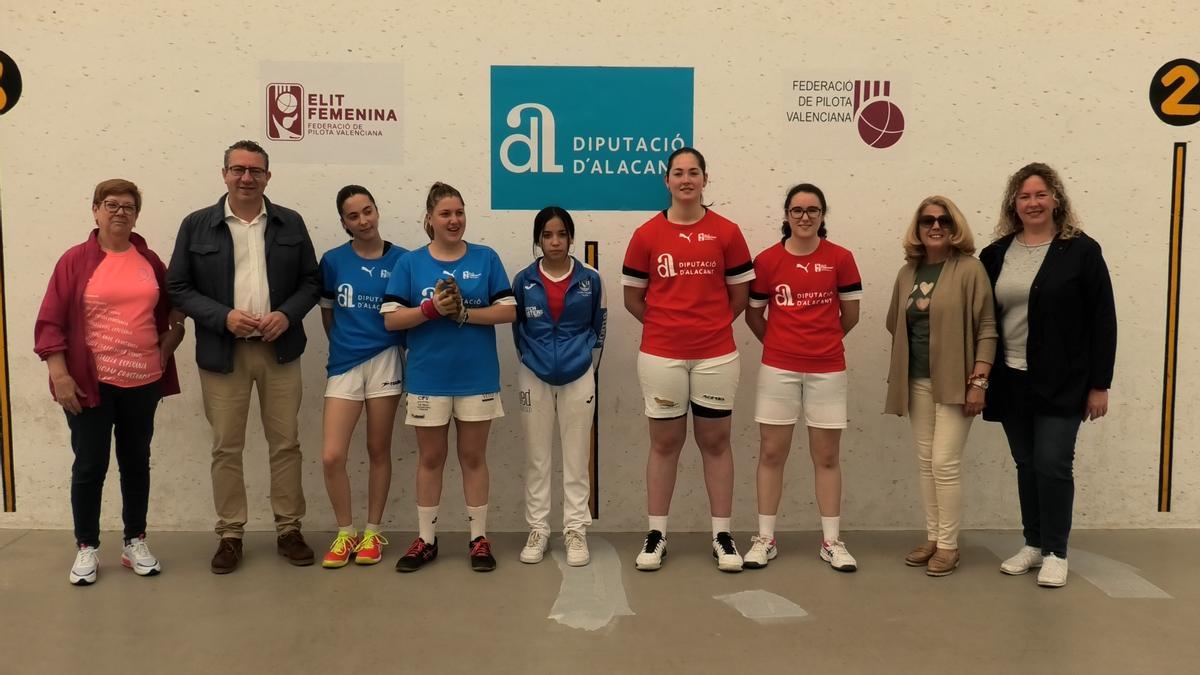 Marta, Fanni, Erika i Àngela, amb la vicepresidenta d'Anémona, Paquita Benaloy; l'alcalde de Benidorm, Antonio Pérez; i les regidores d'Esports i Igualtat, Mariló Cebreros i Ángela Zaragozí.