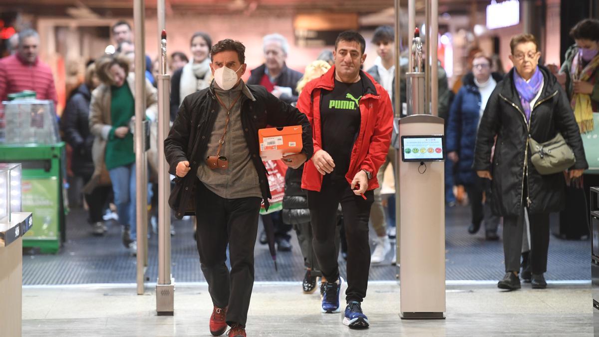 Ambiente de rebajas  de enero en Galicia.   