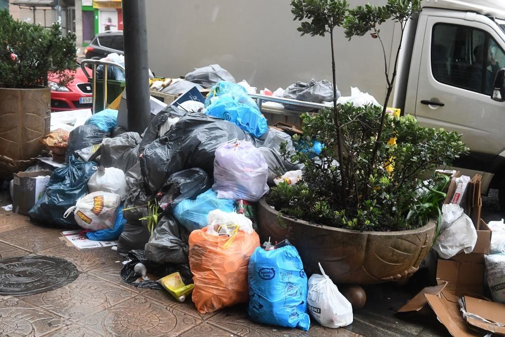 El servicio se ha reforzado esta mañana en la ronda de Nelle y el centro, donde se acumulan más residuos