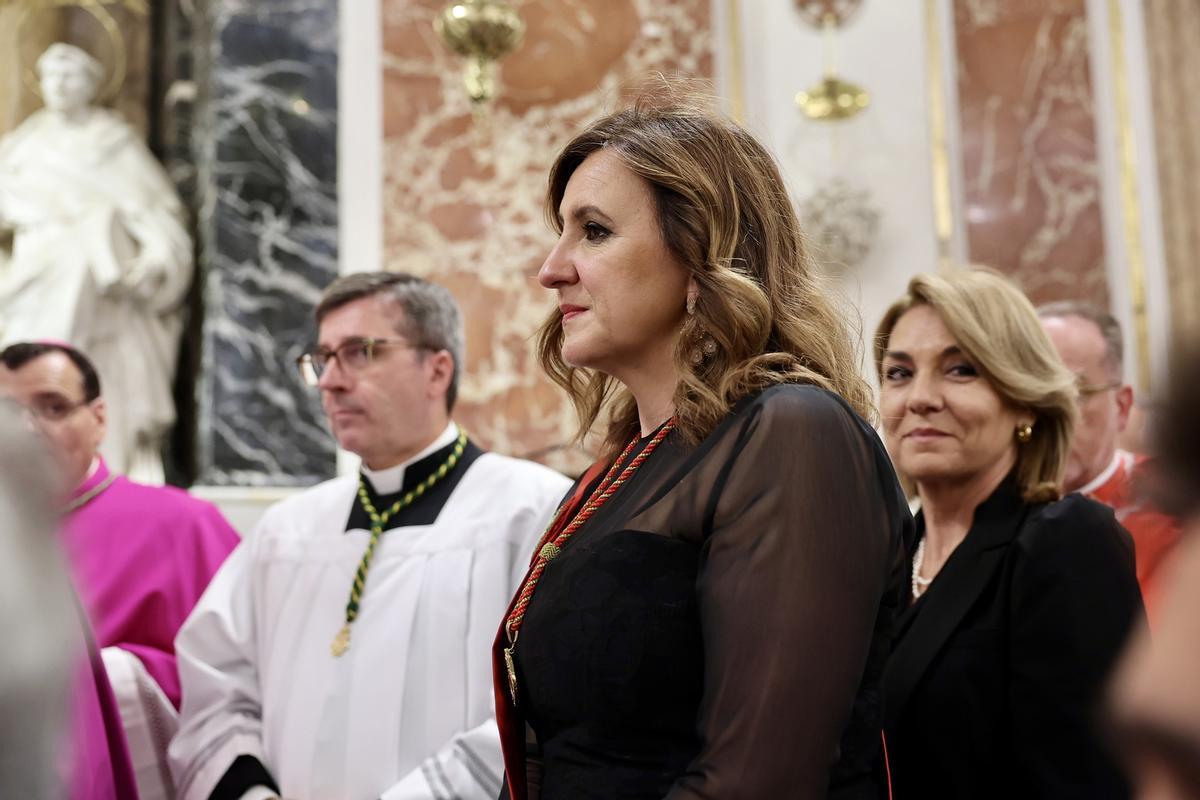 Carmen, Marta y la corte en la procesión de la Virgen de los Desamparados