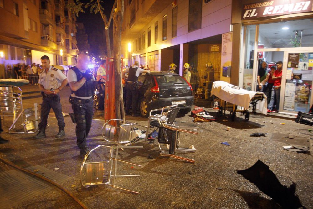 Un cotxe perd el control i atropella nou persones d'una terrassa de Girona