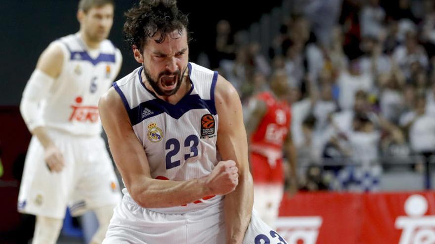 El base del Real Madrid, Sergio Llull, celebra una canasta.