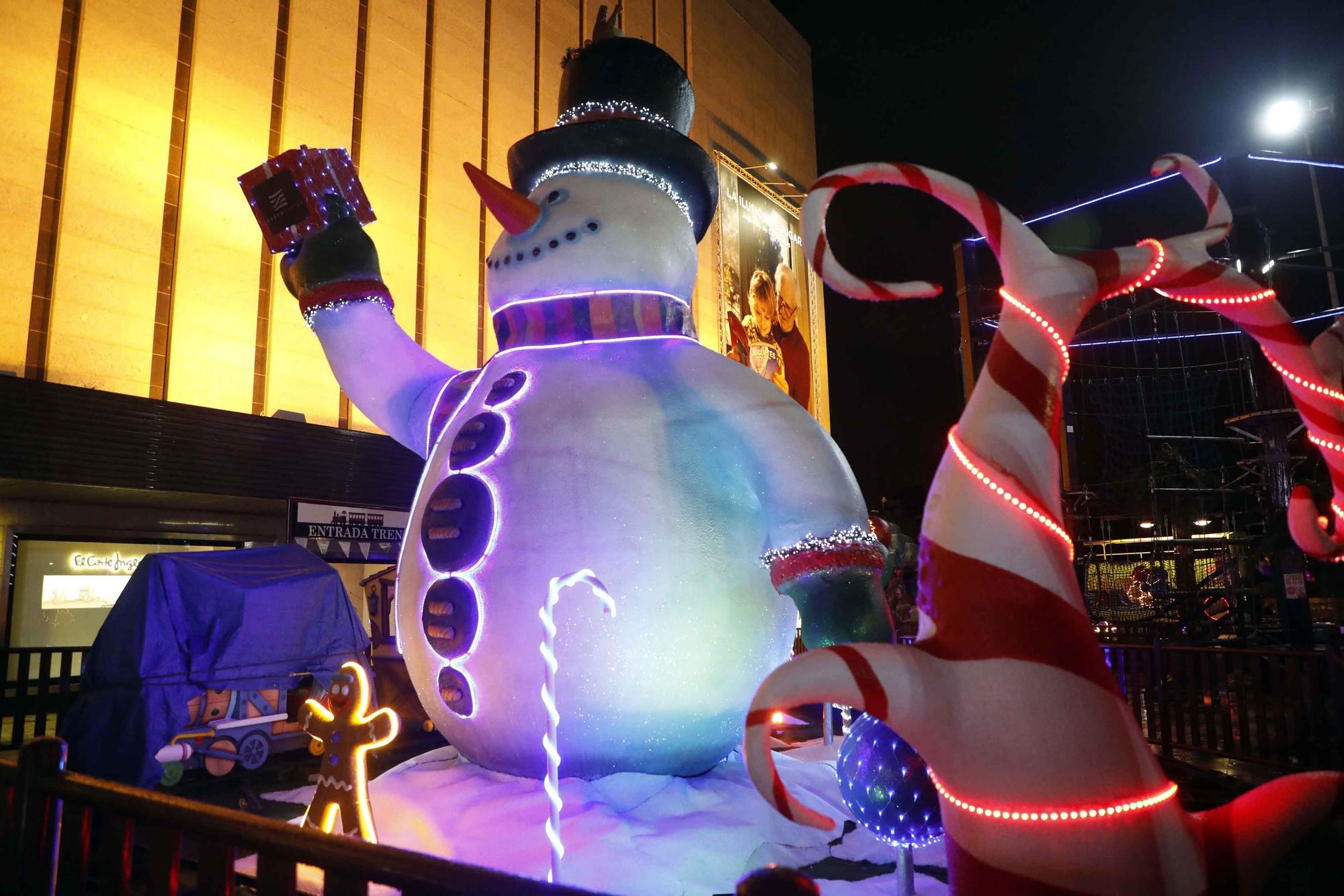 Las Falleras Mayores encienden las luces de navidad de Nuevo Centro