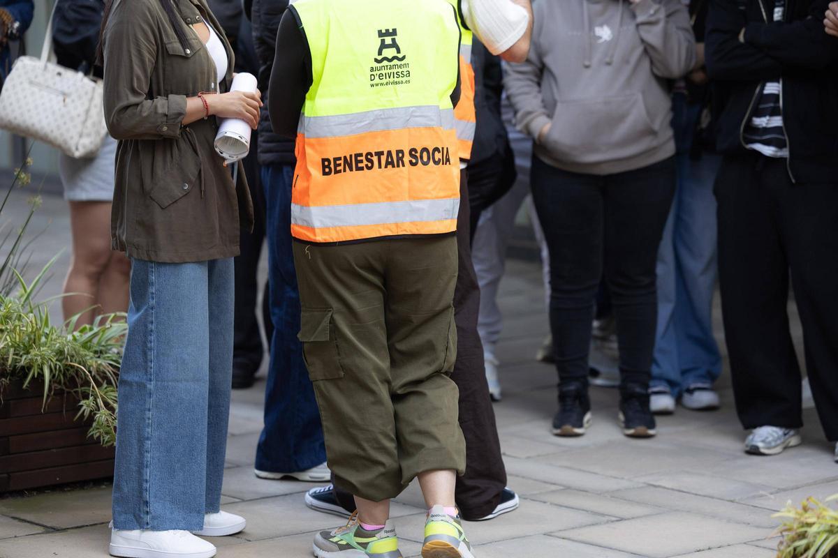 Imágenes de la fila para la regularización de migrantes en las oficinas del Cetis