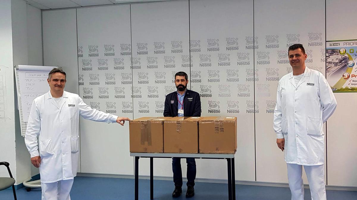 El alcalde recibió ayer las mascarillas.