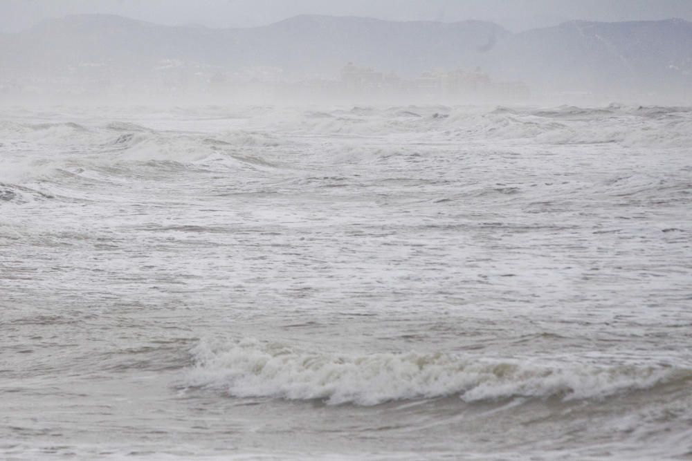 Las playas de la Malva-rosa, el Cabanyal y la Marina tras el temporal marítimo.