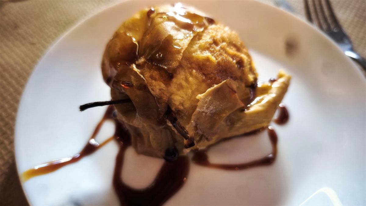 La manzana al horno del menú del día del restaurante Can Codina.