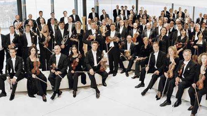 Miembros de la Orquesta Sinfónica de Viena, que actuará en febrero del año próximo, bajo la dirección de Adam Fisher