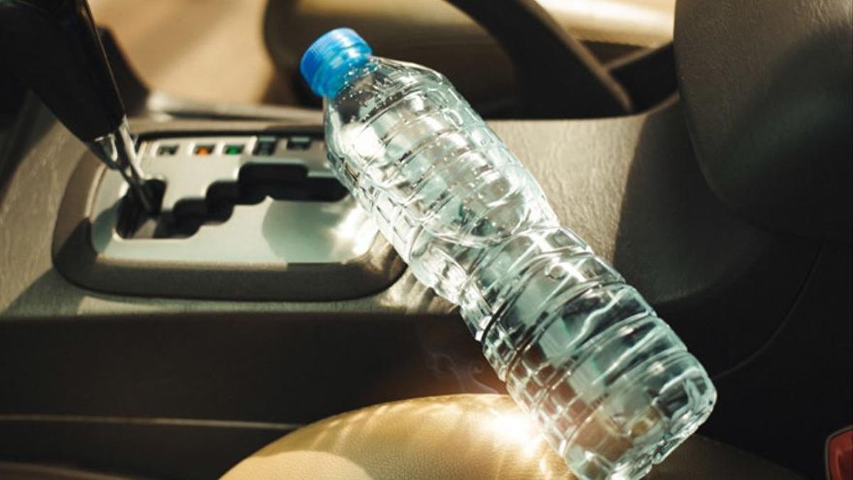 Botella de agua en el coche