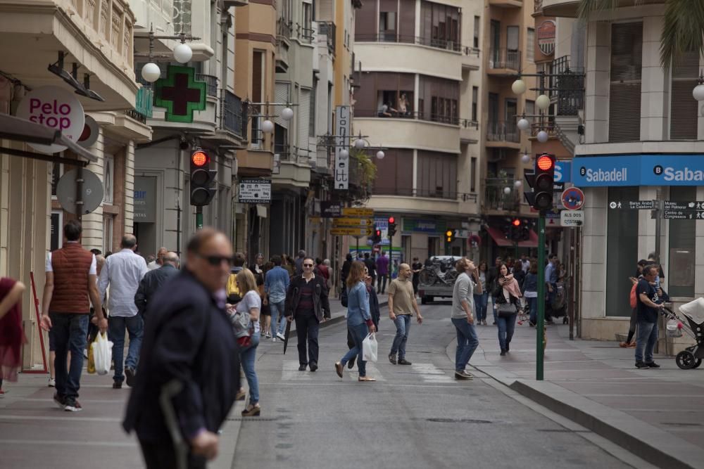 Varios peatones pasean por la calle Corredora