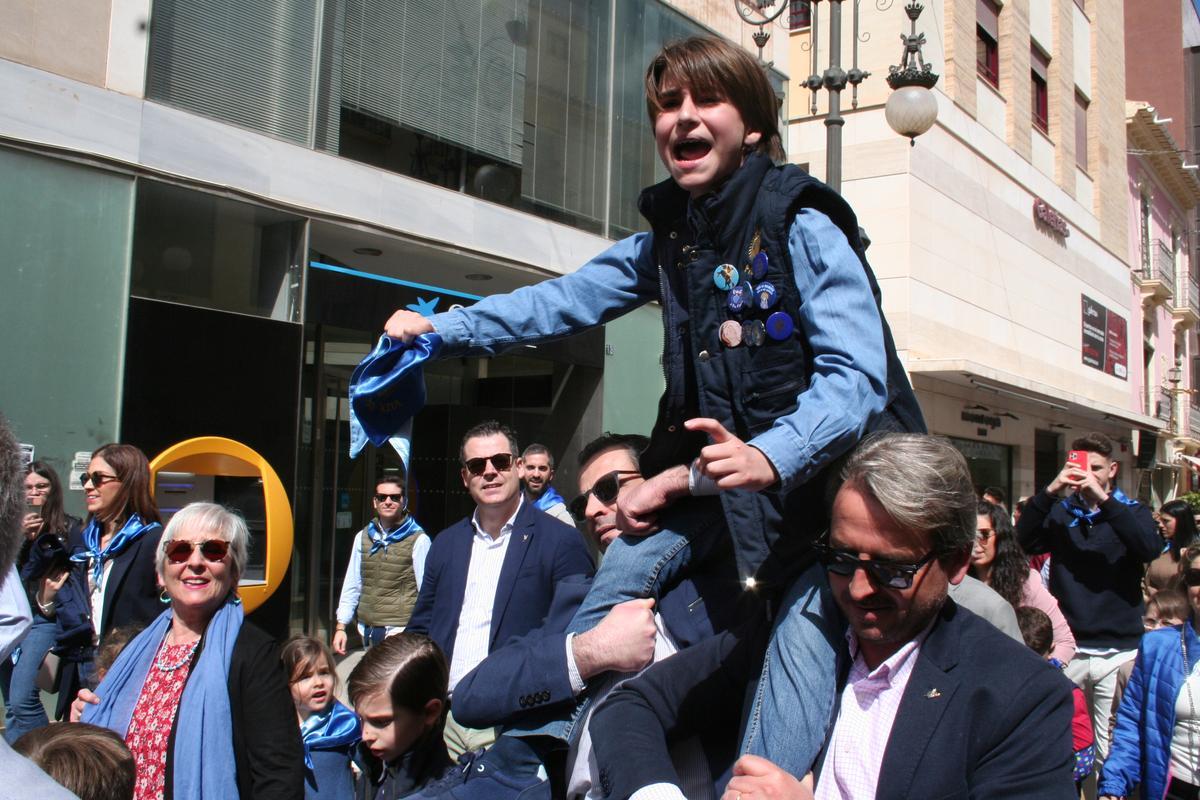 Los más pequeños eran alzados hasta lo más alto para gritar vivas al Paso Azul y a la Virgen de los Dolores.