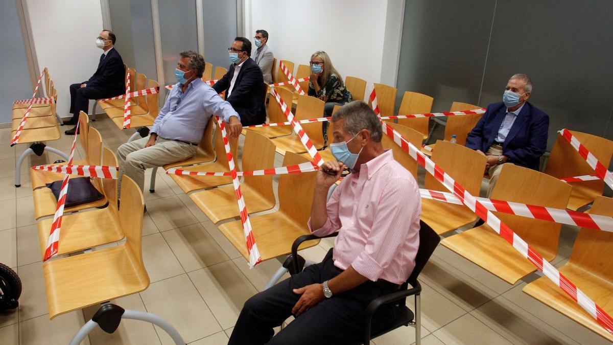 Siete de los nueve acusados, entre ellos Alperi, Castedo y Ortiz,  en una de las sesiones del juicio por los amaños del PGOU celebrado en la Audiencia de Alicante.
