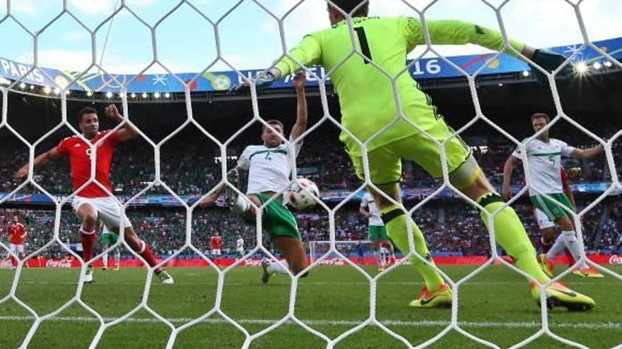 Instante en el que norilandés McAuley mete el gol en propia meta .