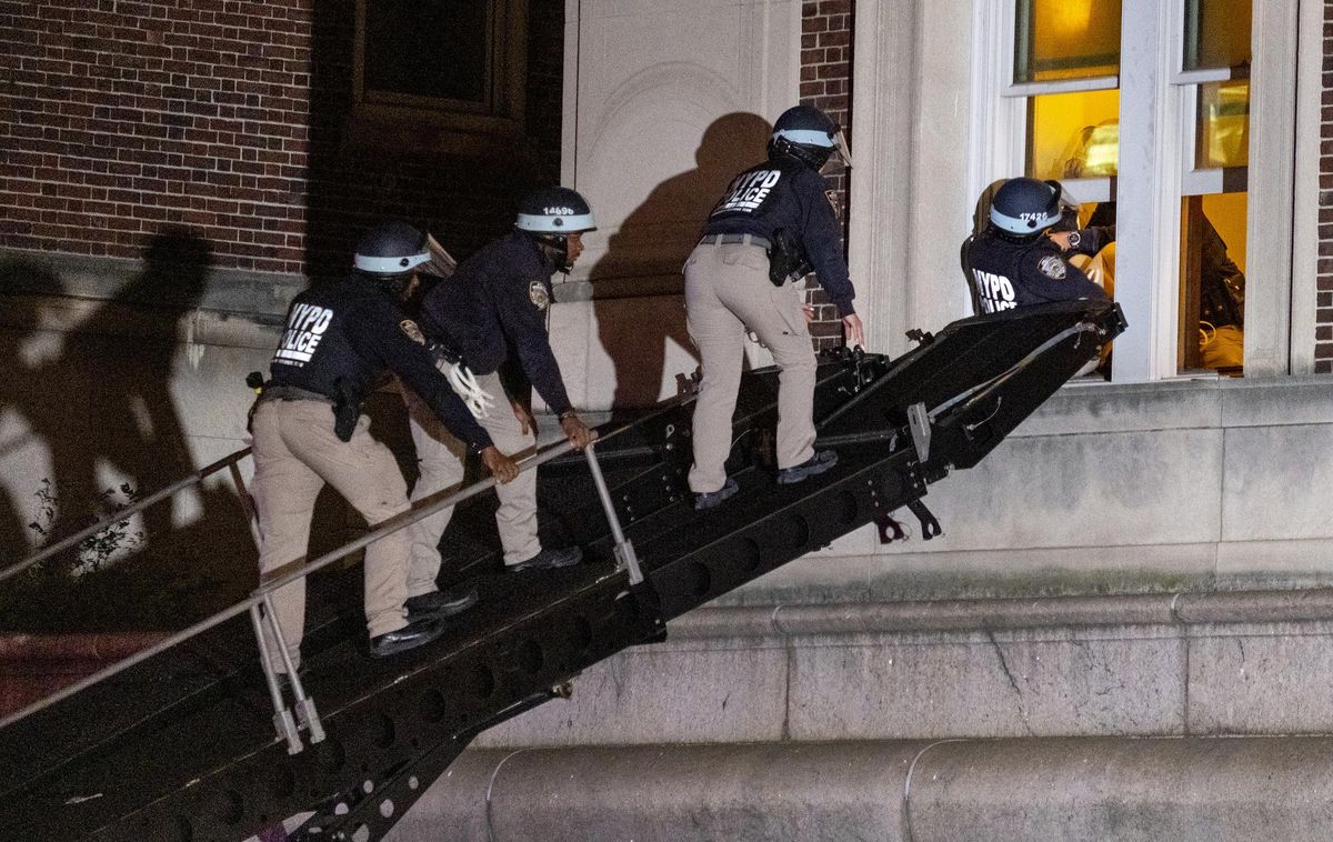 Momentos del desalojo del edificio ocupado en la Universidad de Columbia, en el que la Policía ha detenido a más de cien manifestantes propalestinos.