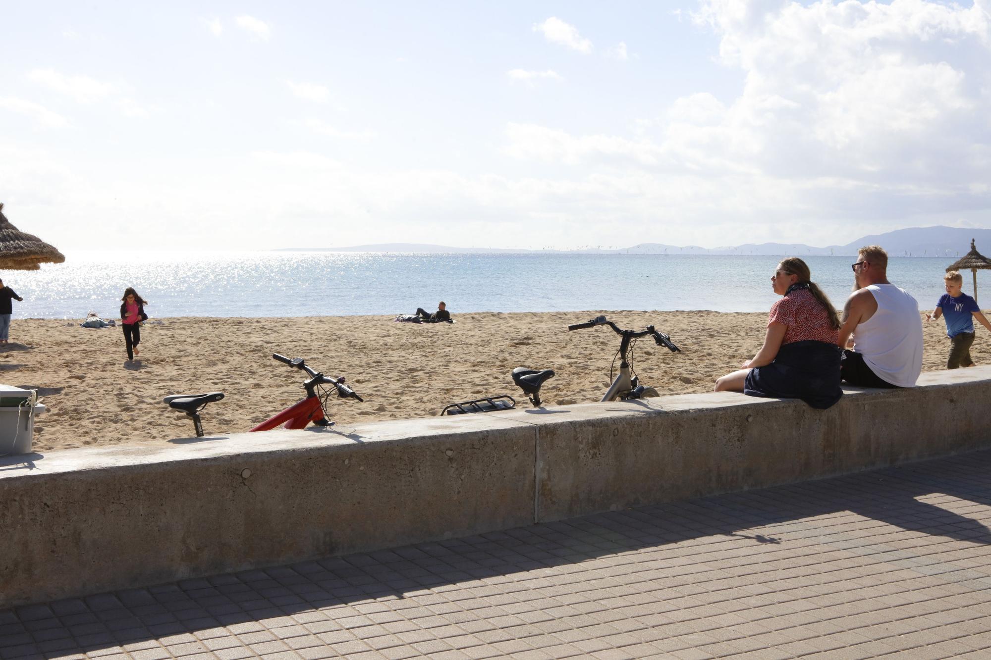 Volle Cafés, gezügelte Schinkenstraße: So sieht es an der Playa de Palma vor Ostern auf Mallorca aus