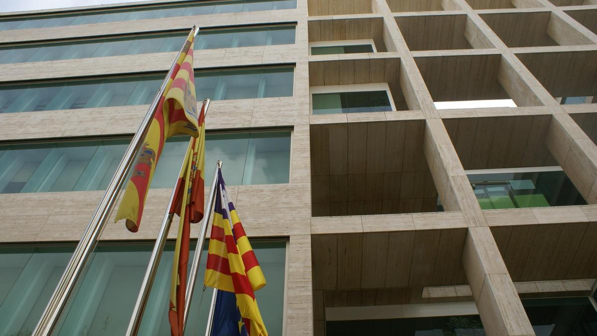 Imagen parcial de la sede del Consell en la avenida de España de Ibiza.