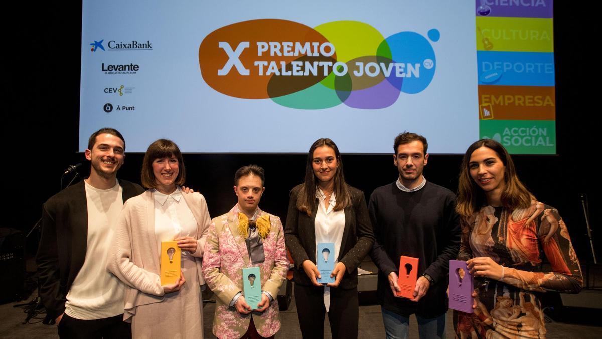 Los ganadores de los décimos Talento Joven: Daniel Rueda y Anna Devís, Eros Recio, Leyre Romero, Jacobo Sanmartín y Loreto Crespo.