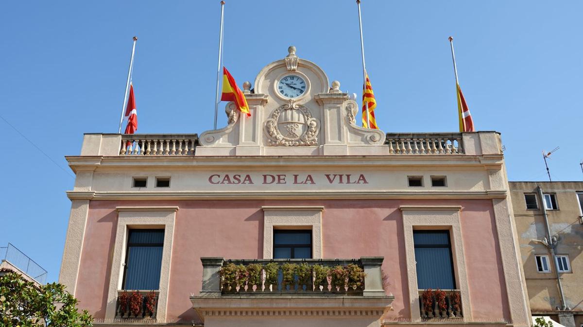 Las banderas del Ayuntamiento de Rubí a media asta en memoria de los rubinenses víctimas del atentado de Las Ramblas.