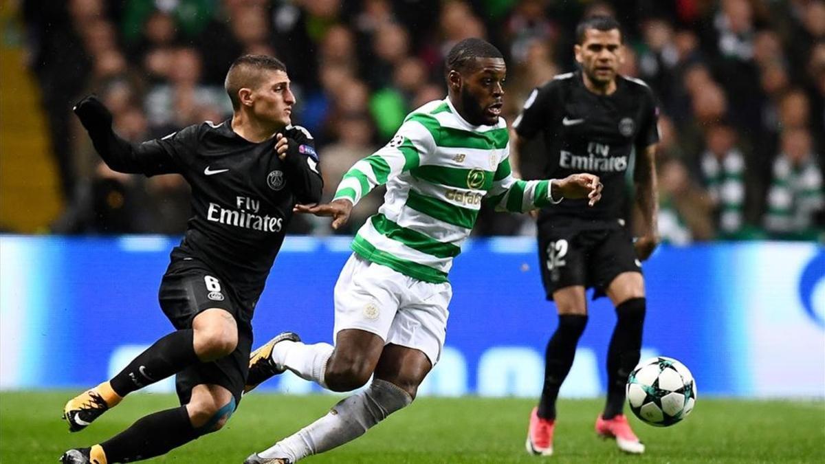 Ntcham, del Celtic, entre Verratti y Alves en el partido contra el PSG