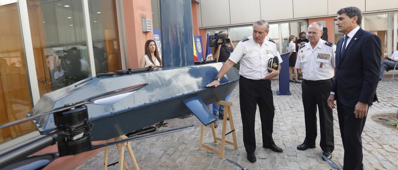 El comisario de Algeciras, Francisco López; el jefe superior de Andalucía Occidental, Andrés Garrido, y el delegado del Gobierno en Andalucía, Pedro Fernández, observan uno de los submarinos incautados.