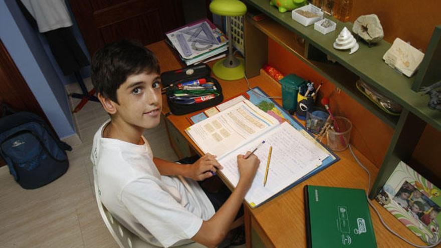 Un niño delante de su escritorio haciendo los deberes, un gesto que se repite a diario en millones de hogares en todo el mundo.