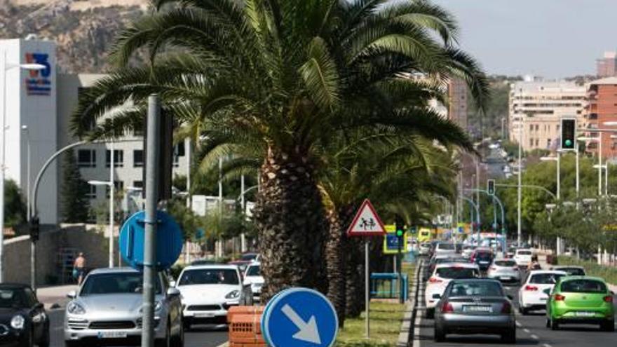 La avenida de Dénia soporta una gran intensidad de tráfico.