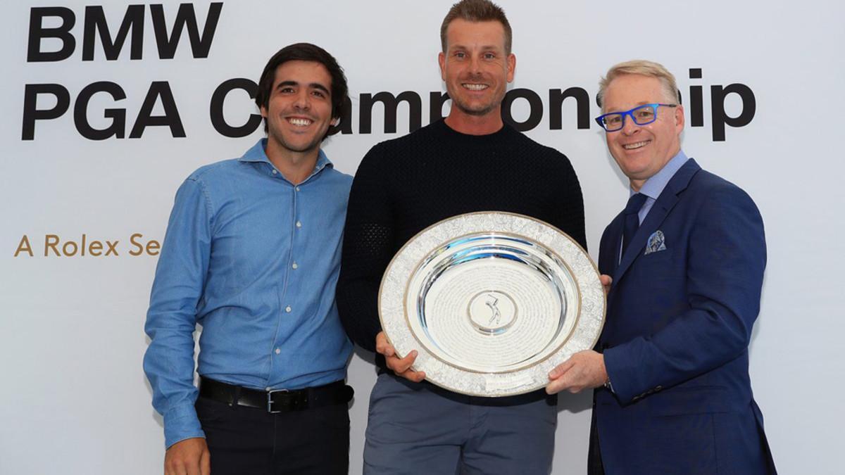 Stenson recibe el premio, entre Javier Ballesteros y Keith Pelley