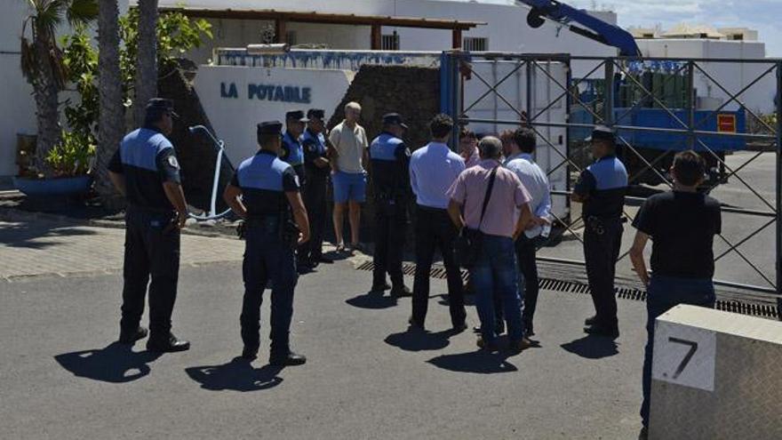 Policías de Yaiza e integrantes del Consejo de Aguas, el 18 de septiembre, en la desaladora de Club Lanzarote.