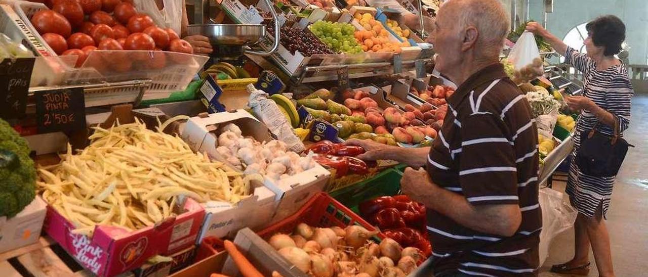 Puesto de frutas y verduras en la planta alta del Mercado. // Rafa Vázquez