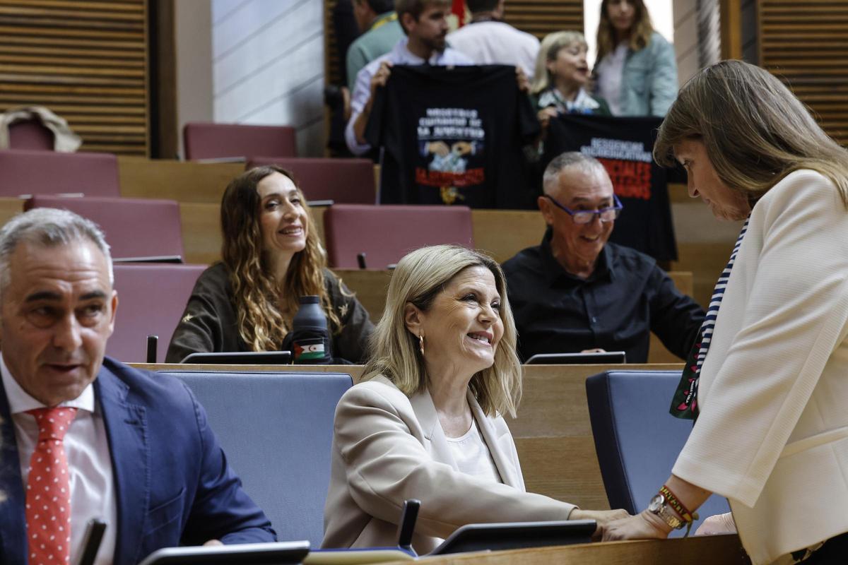 La consellera de Educación, Cultura y Universidades de la Generalitat Valenciana, Carmen Ortí (d), durante una sesión de control, en Les Corts Valencianes, a 21 de mayo de 2026,  en Valencia
