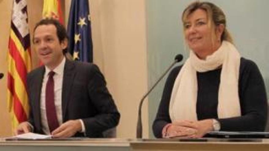 Der Sprecher der Balearen-Regierung Marc Pons und die balearische Gesundheitsministerin Patricia Gómez.