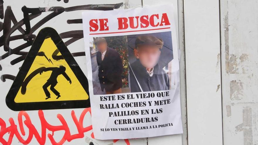 El cartel que alerta de las actuaciones del hombre. // R.G.