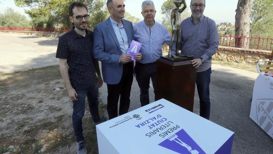 Presentació del certamen literari alzireny a la Muntanyeta de Sant Salvador, ahir.