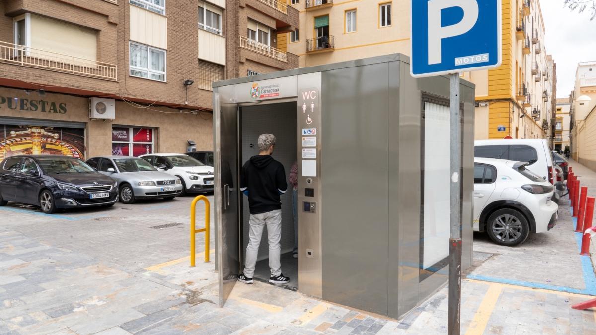 Un usuario entra en uno de los baños instalados en las calles de la ciudad portuaria.