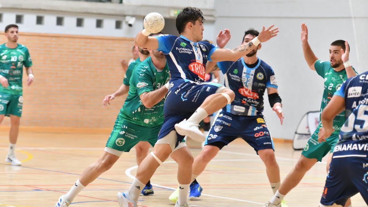 El Trops Málaga disputa ante el San Pablo Burgos un duelo directo por el ascenso.