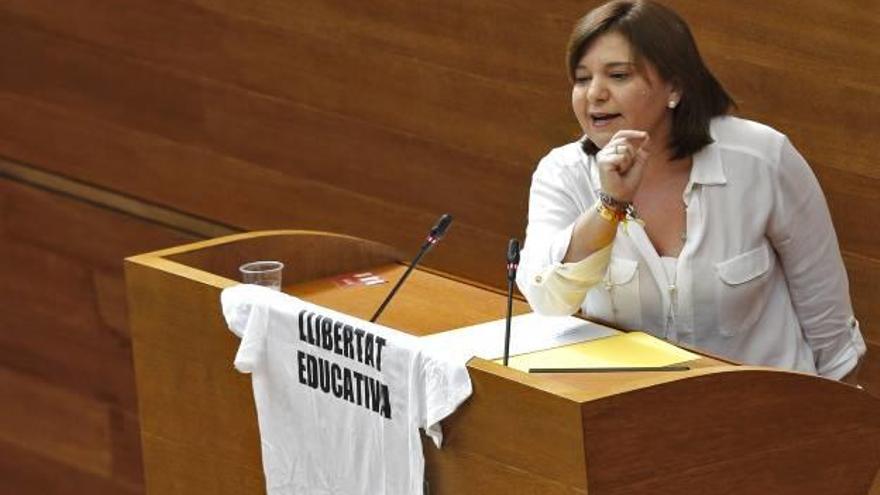 Isabel Bonig, en las Corts, con una camiseta que reclama «llibertat educativa».