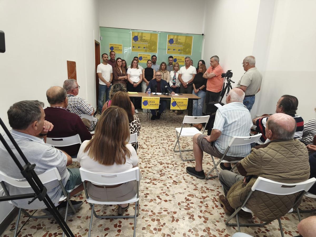 Felipe Pérez, sentado, junta compañeros de partido en la conferencia de prensa este miércoles en su sede en Guía