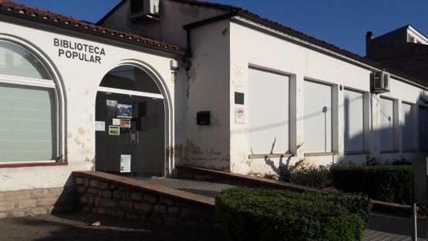 La biblioteca municipal d&#039;Avinyó és situada a l&#039;edifici de les antigues escoles del municipi