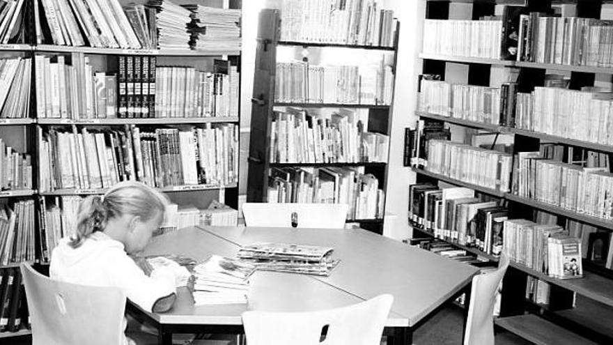 Una niña leyendo, ayer, en la zona infantil de la Biblioteca municipal Menéndez Pelayo de Castropol.