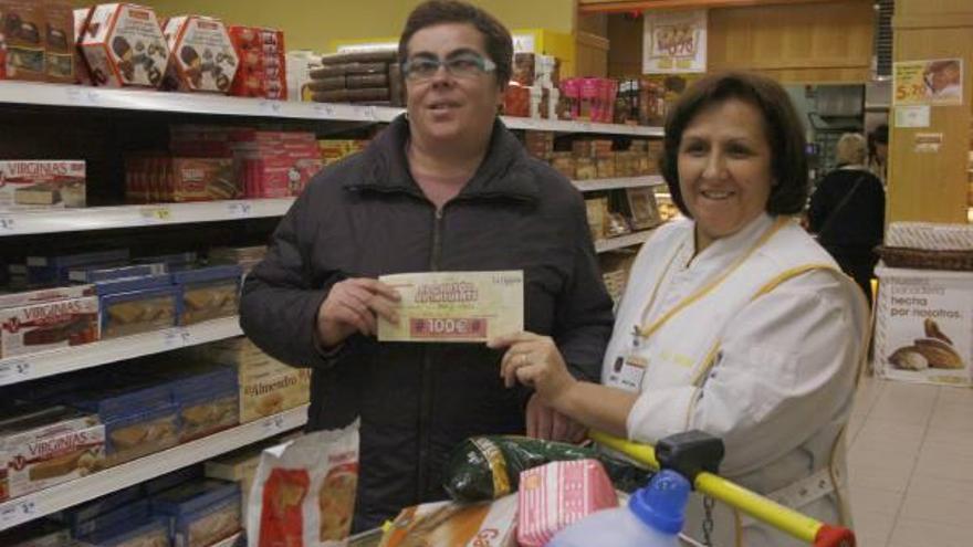 Santiago Lorden de la Peña recogió ayer su cheque premiado con cien euros.