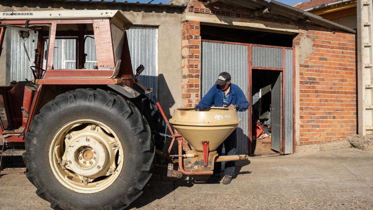 Un vecino de un pueblo de Zamora trabaja con el tractor.