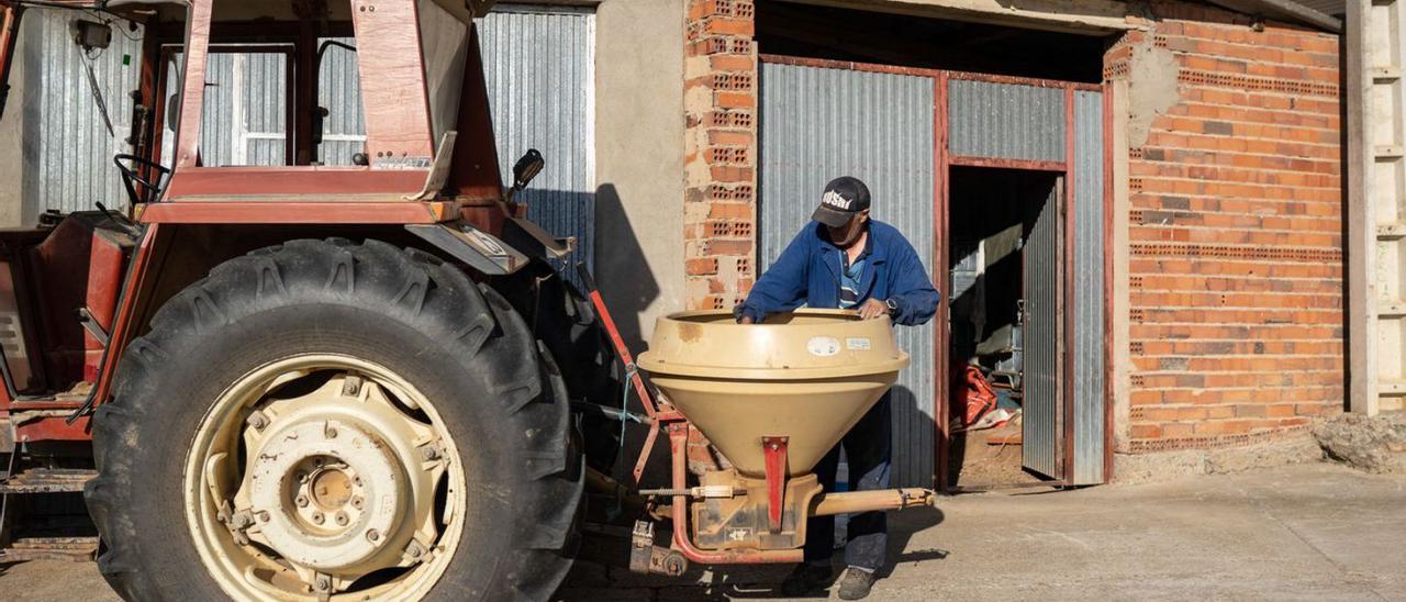 Un vecino de un pueblo de Zamora trabaja con el tractor.
